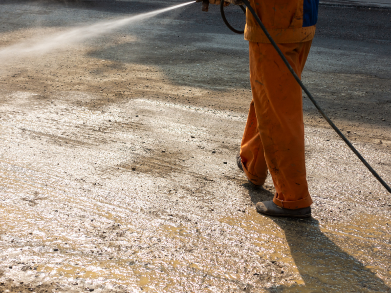 Un homme entrain de nettoyer un chantier
